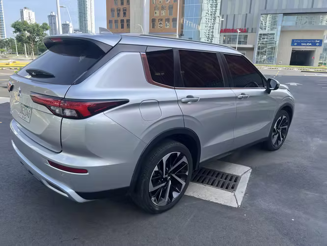 Vendo Mitsubishi outlander AWD año 2024 34000km