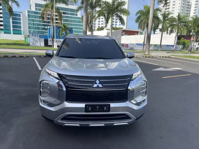 Vendo Mitsubishi outlander AWD año 2024 34000km