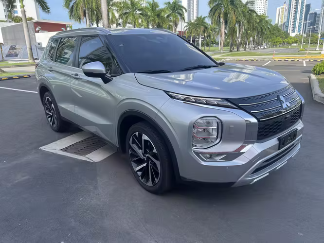 Vendo Mitsubishi outlander AWD año 2024 34000km