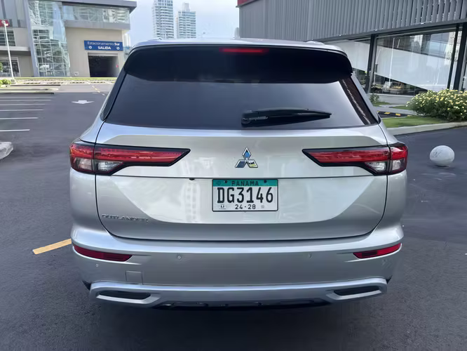 Vendo Mitsubishi outlander AWD año 2024 34000km