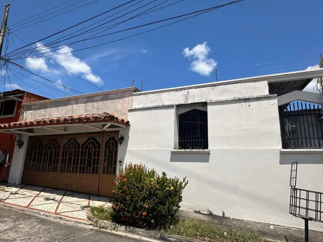 VENTA CASA EN LAS CUMBRES Urb. Praderas del Rocio (BCO UNK)