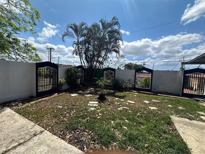 VENTA CASA EN LAS CUMBRES Urb. Praderas del Rocio (BCO UNK)