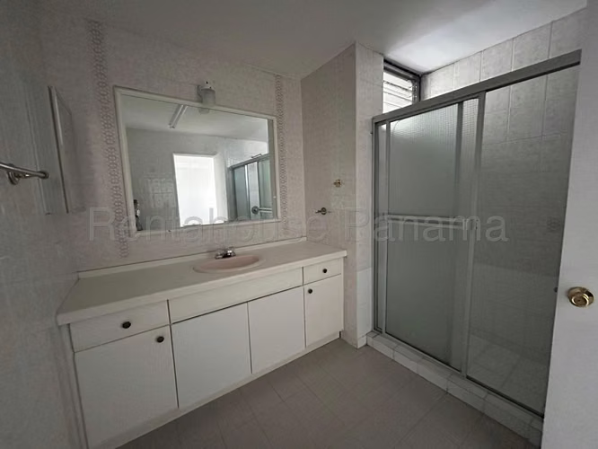 Se Vende Apartamento en Marbella VLU27-409