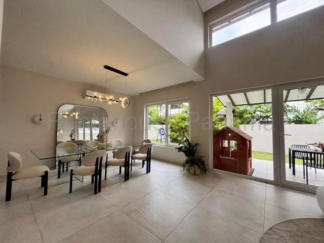Venta de Espectacular Casa en Santa María con Terraza y Den Familiar - 27GP591