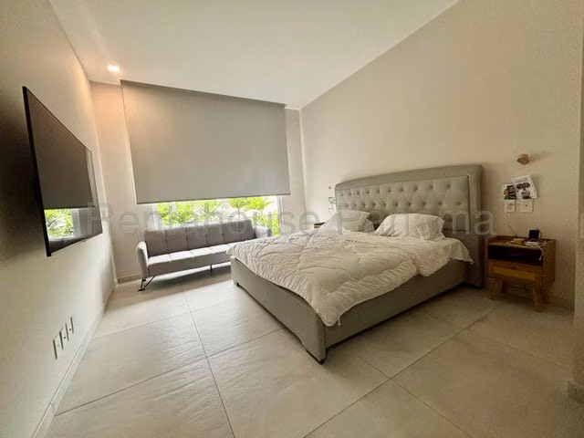 Venta de Espectacular Casa en Santa María con Terraza y Den Familiar - 27GP591