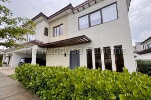 Venta de Espectacular Casa en Santa María con Terraza y Den Familiar - 27GP591