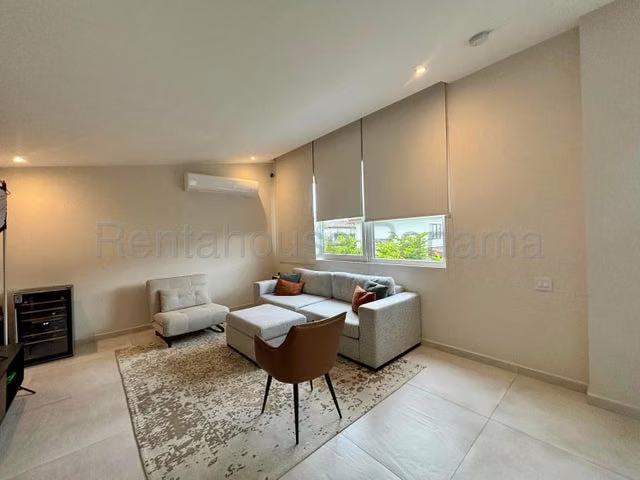 Venta de Espectacular Casa en Santa María con Terraza y Den Familiar - 27GP591