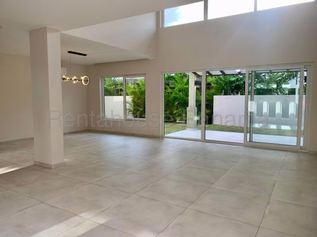 Venta de Espectacular Casa en Santa María con Terraza y Den Familiar - 27GP591