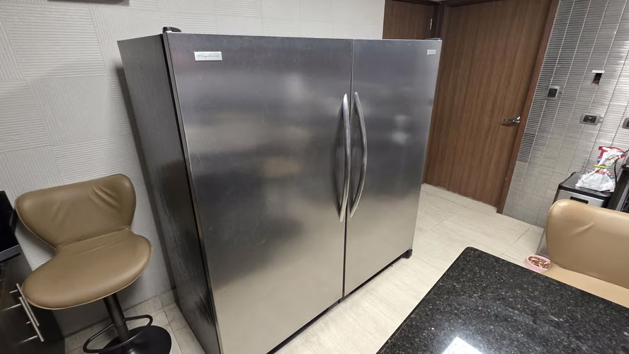 Refrigeradora y congelador profesional Frigidaire NEGOCIABLE (Valor original nuevo: $6,600)