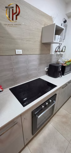 Apartamento de playa en alquiler – PH Royal Palm , con vista al mar.