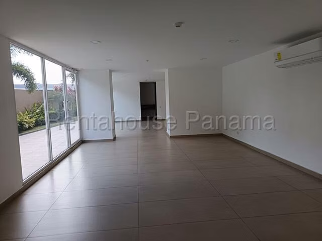 Apartamento En Venta En Brisas Del Golf SYH