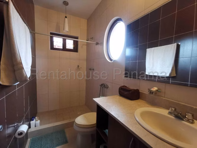 Venta de Amplia Casa en Costa Sur 27*684Mfk