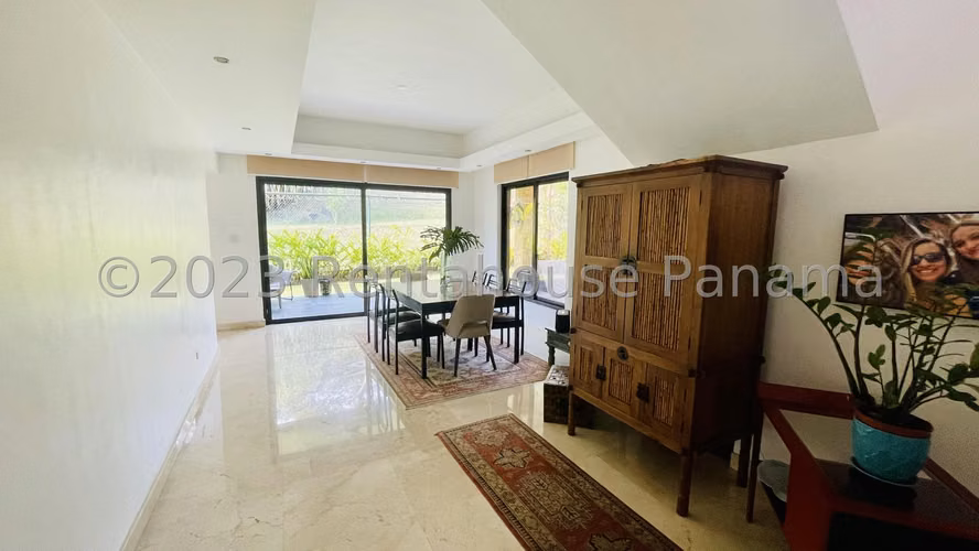 Venta de Imponente Casa en Exclusivo Conjunto Residencial en Clayton 27*670Mfk
