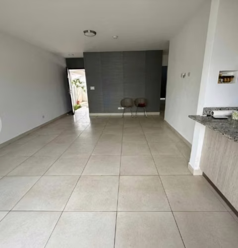 Se alquila linda casa en Costa Sur