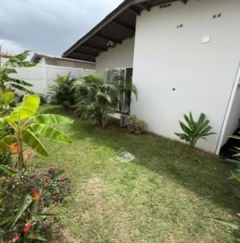 Se alquila linda casa en Costa Sur