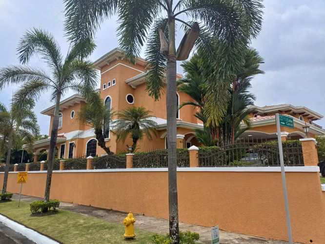 Casa IMPECABLE Clayton Village 500 m2 4 hab 4 ba cercano a Embassy Club, Albrook, Ciudad del Saber - Imagen 1