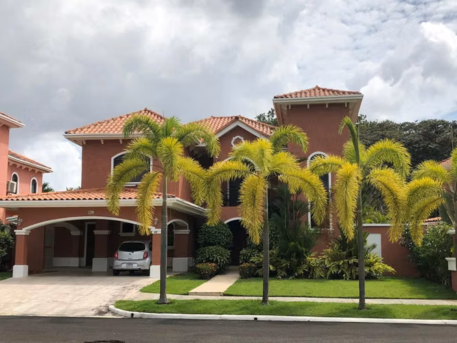 Casa Clayton Village 650 m2 4 hab 4 ba cercano a Embassy Club, Albrook, Ciudad del Saber