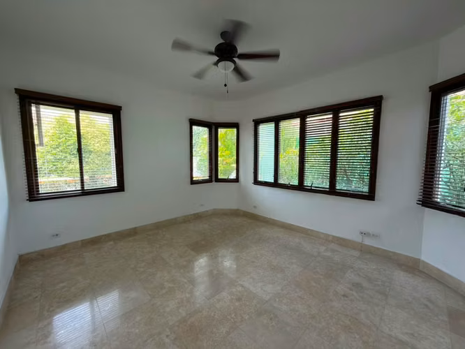 ! casa en Costa del Este residencial privado I con 4 parking y amplio patio
