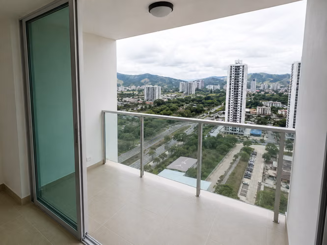 Apartamento en Condado del Rey I con balcon y ubicación estratégica