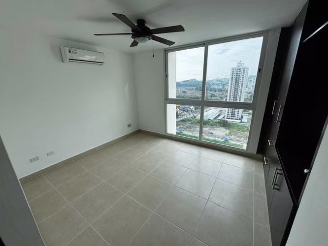 Apartamento en Condado del Rey I con balcon y ubicación estratégica