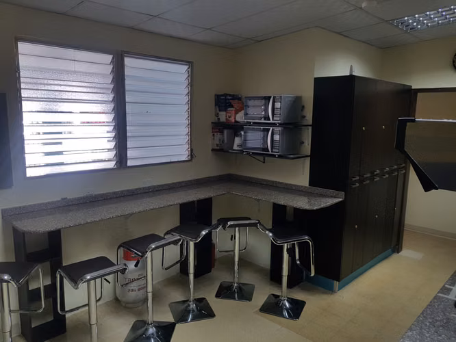 RECÁMARA DOS PERSONAS AMOBLADA ($175.00/persona/mes) INCLUYE SERVICIOS LUZ, AGUA, GAS Y CABLE