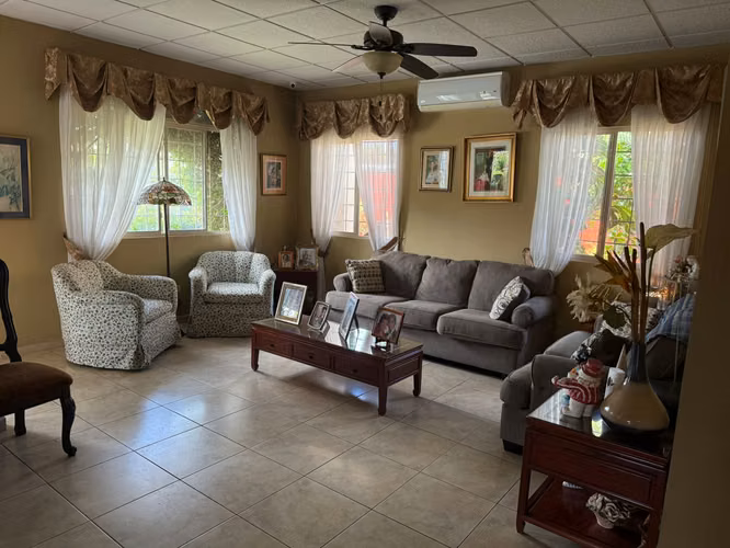 Se vende hermosa casa grande área exclusiva David 260 mil
