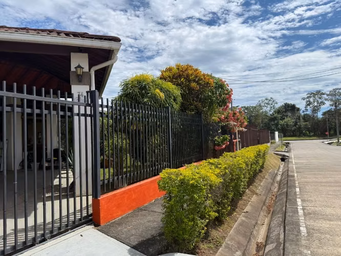 Se vende hermosa casa grande área exclusiva David 260 mil