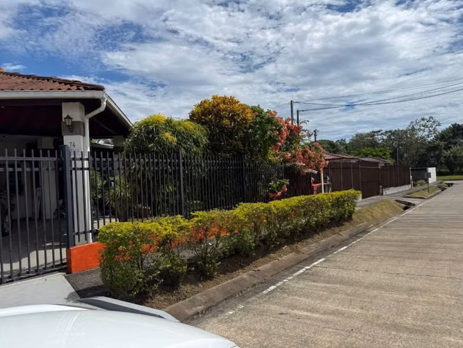 Se vende hermosa casa grande área exclusiva David 260 mil