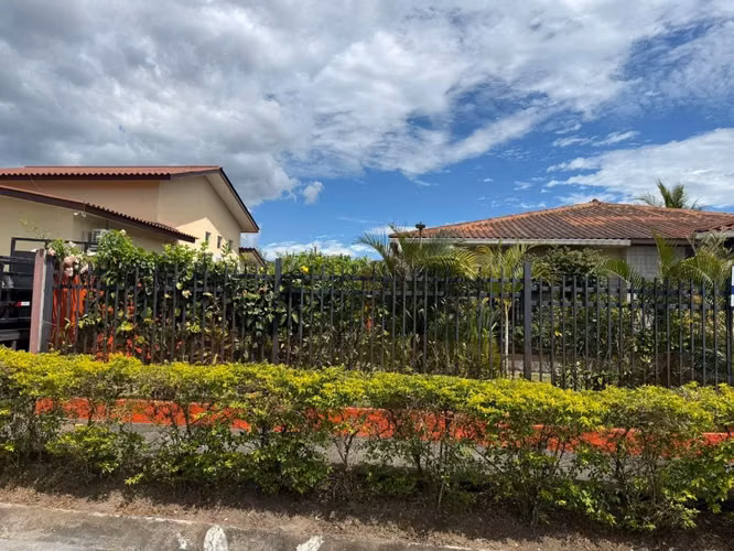 Se vende hermosa casa grande área exclusiva David 260 mil