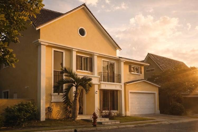 RESIDENCIA TRIPLEX EN VENTA EN CLAYTON