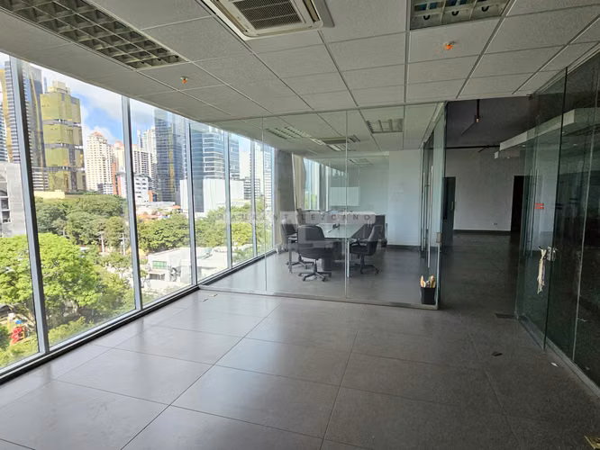Venta de Oficina Remodelada en Office One - Obarrio. Haga una oferta