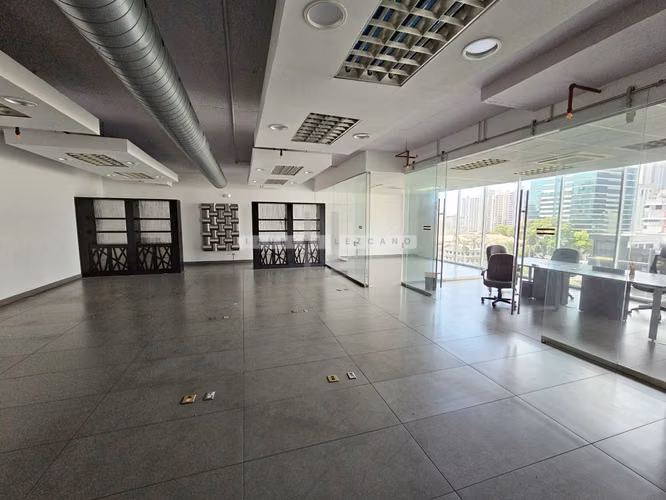 Venta de Oficina Remodelada en Office One - Obarrio. Haga una oferta