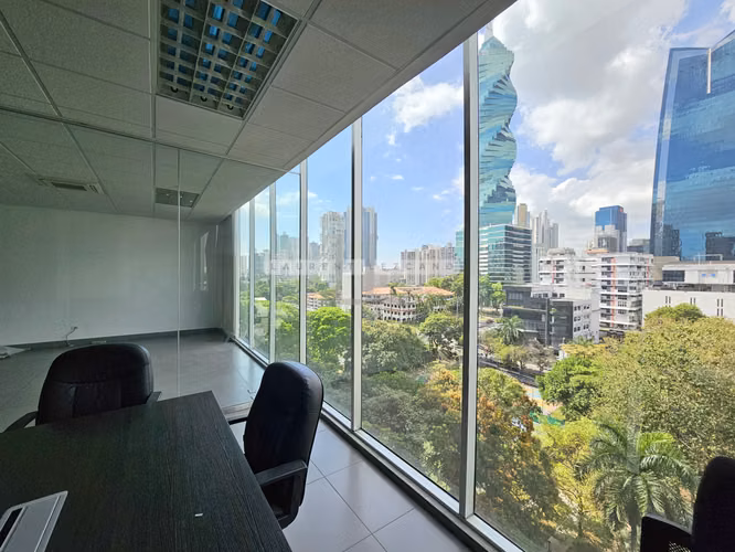 Venta de Oficina Remodelada en Office One - Obarrio. Haga una oferta