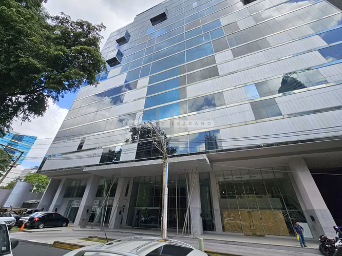 Venta de Oficina Remodelada en Office One - Obarrio. Haga una oferta