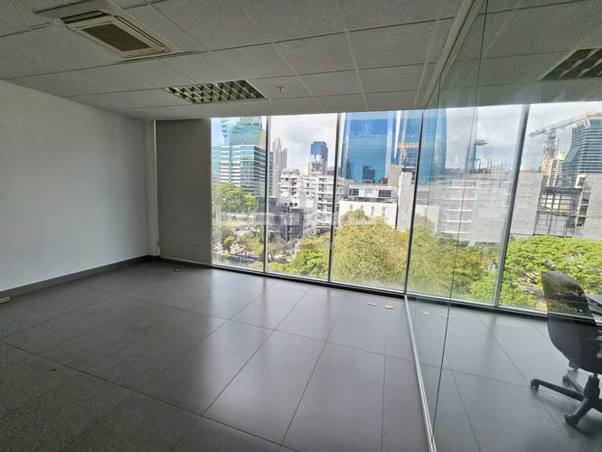Venta de Oficina Remodelada en Office One - Obarrio. Haga una oferta