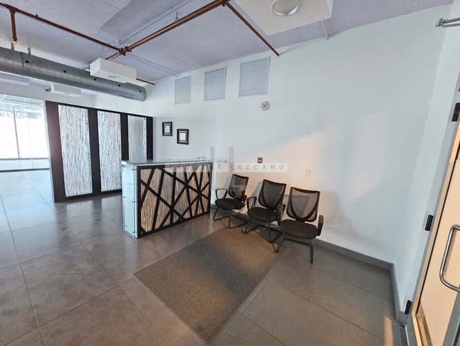 Venta de Oficina Remodelada en Office One - Obarrio. Haga una oferta