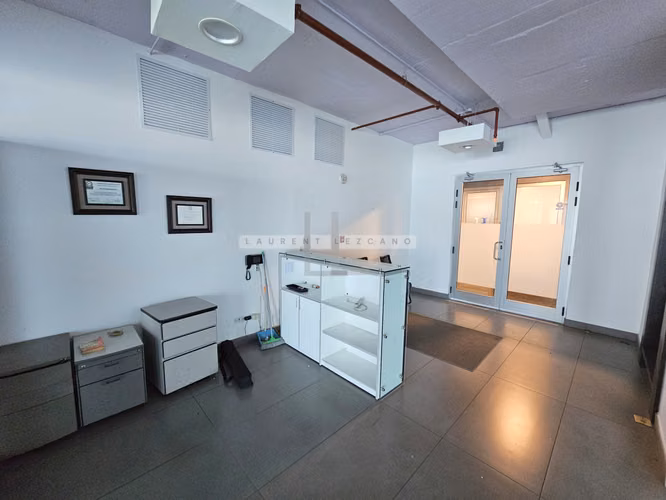 Venta de Oficina Remodelada en Office One - Obarrio. Haga una oferta
