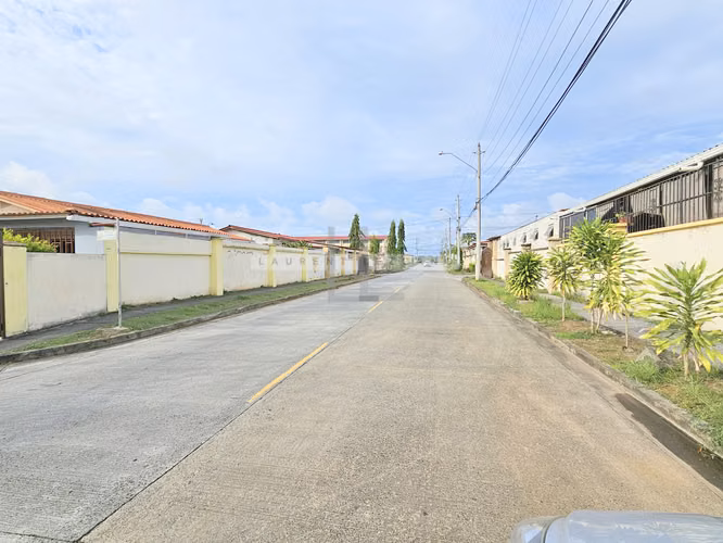 Venta Casa Unifamiliar en Paseo Montelimar en Calle Privada. Haga una oferta