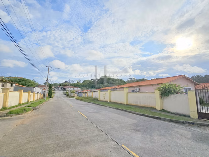 Venta Casa Unifamiliar en Paseo Montelimar en Calle Privada. Haga una oferta