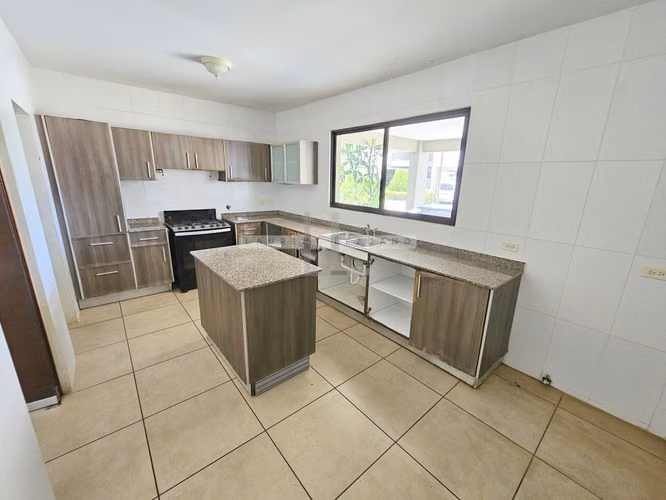Venta Casa Unifamiliar de Esquina en PH Olympus - Brisas Norte. Haga una oferta