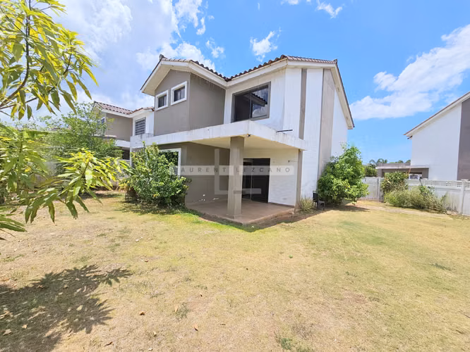 Venta Casa Unifamiliar de Esquina en PH Olympus - Brisas Norte. Haga una oferta