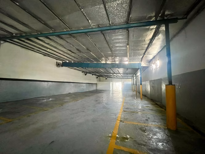 Warehouse for rent on a main road in Parque Lefevre