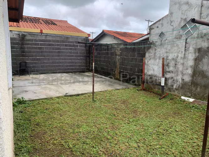 Casa en Venta en Tocumen. 27-680.