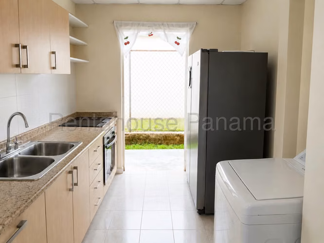 Casa en Venta en Tocumen. 27-680.
