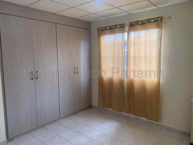 Casa en Venta en Tocumen. 27-680.