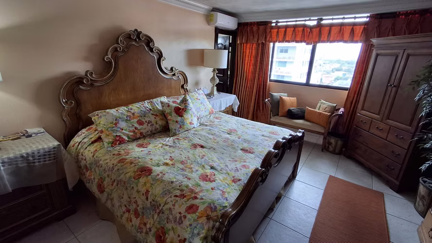 Golf Park. 206mts 3r 3b cbs 2est $360,000.00neg