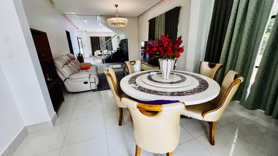 EMBASSY CLUB Residencia familiar de Lujo  5 Recamaras Gran Patio $4,600 - Imagen 6