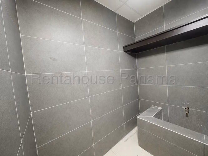 Venta de Local en Marbella Tower One KF