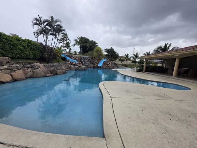 SUPER GANGA CASA 3R2.5B2P EN BARRIADA EN CONDADO USD 350000
