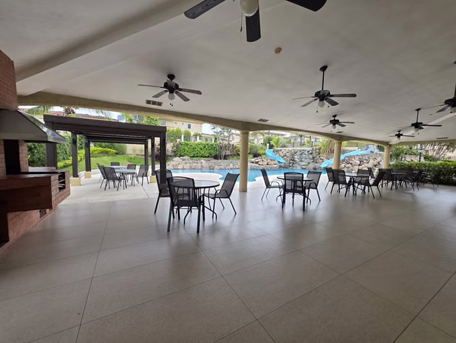 SUPER GANGA CASA 3R2.5B2P EN BARRIADA EN CONDADO USD 350000